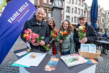 Steuerungsgruppe Fairtrade verteilte Blumen zum Frauentag auf der Berger Straße