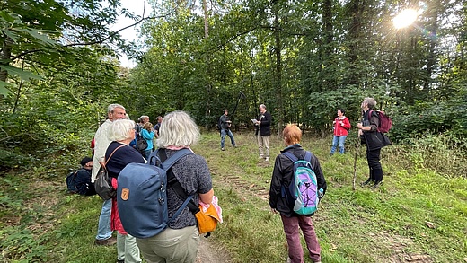 Literarischer Spaziergang durch den Stadtwald mit Michael Quast und Holger Scheel