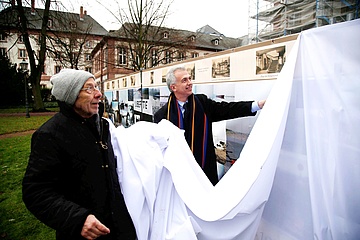 Oberbürgermeister Peter Feldmann enthüllt Kunstprojekt am Bauzaun