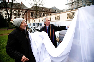 Lord Mayor Peter Feldmann unveils art project at construction fence