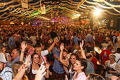Countdown zum Frankfurter Oktoberfest 2022: Zeltaufbau läuft, Eintrittskarten werden knapp