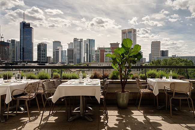 Neue Spitze und kreatives Weinkonzept im Flemings Selection Hotel Frankfurt-City mit Rooftop-Restaurant Occhio d‘Oro
