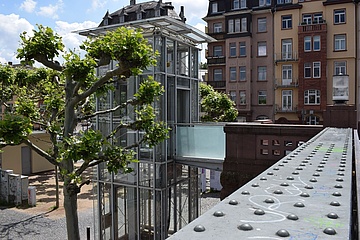 Without obstacle on the Iron Pier: Elevators renewed all around