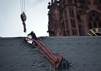 Abgestürzter Kranausleger geborgen - Höhe des Schadens am Dom wird ermittelt