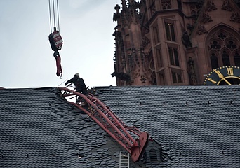 Abgestürzter Kranausleger geborgen - Höhe des Schadens am Dom wird ermittelt