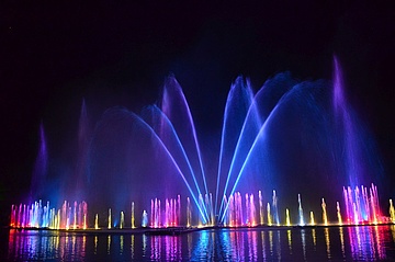 Spektakuläre Wasserspiele auf hoteleigenem See des Kempinski Hotel Frankfurt