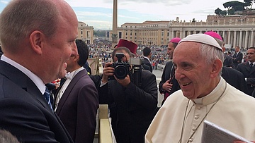 Bürgermeister Uwe Becker bei Papst Franziskus in Rom