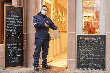 KLEIDER MACHEN LEUTE: Elegant und emissionsfrei durch die Neue Altstadt Frankfurts