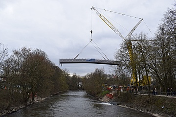 Neue Niddabrücke - Ein Koloss ist in Frankfurt eingetroffen