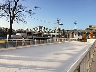 Ice rink on Frankfurt's Main riverbank opens