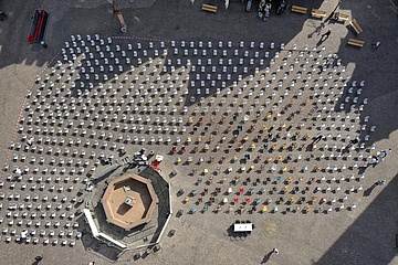 1.000 leere Stühle auf dem Römerberg – Frankfurt beteiligt sich am bundesweiten Aktionstag der Gastronomie