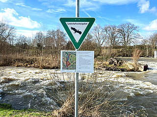Neue Schilder entlang der Nidda zum Schutz der Lebensräume