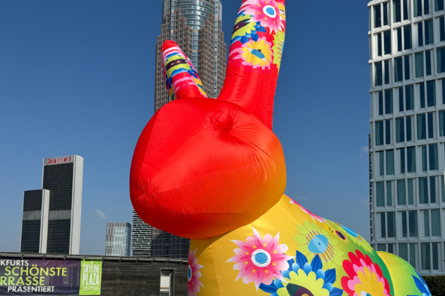 New pop-up photo spot: Frankfurt's biggest Easter bunny in Skyline Plaza