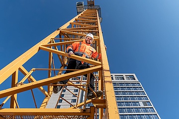 KLEIDER MACHEN LEUTE geht in luftige Höhe