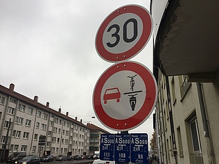 Mehr Sicherheit für Radfahrer durch neues Verkehrsschild in Bockenheim