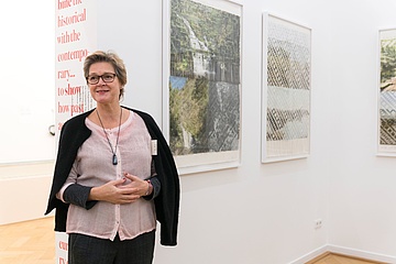 Gespräch mit Mona Suhrbier in der Ausstellung 'Der Rote Faden'