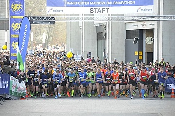 Right of way for runners - buses and trams make way for the half marathon