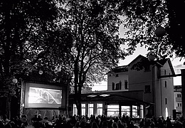 Kino unter Kastanien