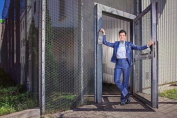 CLOTHES MAKE PEOPLE: Photo shoot in prison - elegant female correctional officer