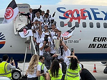 Thousands of fans celebrate Eintracht