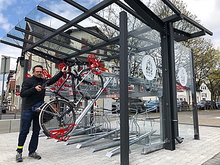 Neue überdachte Abstellanlage für Fahrräder auf dem Höchster Markt