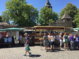 Councillor Markus Frank opened new weekly market at Friedberger Warte