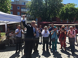 Councillor Markus Frank opened new weekly market at Friedberger Warte