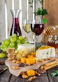 Kulinarische Weinprobe mit Käse und Wein