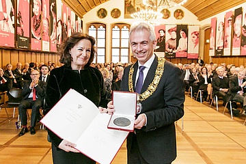 Ehrenplakette der Stadt Frankfurt für Gabriele Eick