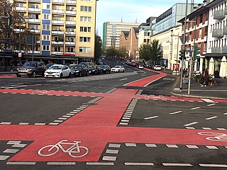 Neue Rotmarkierung für Radfahrer auf der Kurt-Schumacher-Straße fertig