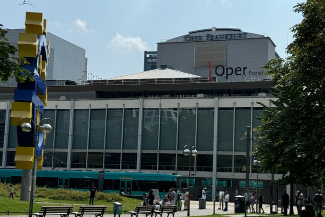 OPER FRANKFURT: 'ORCHESTER DES JAHRES' UND THOMAS GUGGEIS ALS 'DIRIGENT DES JAHRES' AUSGEZEICHNET