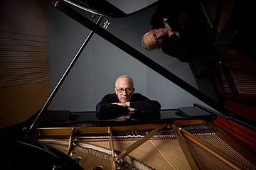 James Newton Howard is looking for singer for his concert in Frankfurt