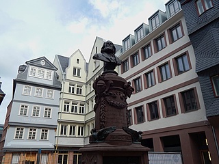 Der Stoltze-Brunnen kehrt auf den Hühnermarkt zurück