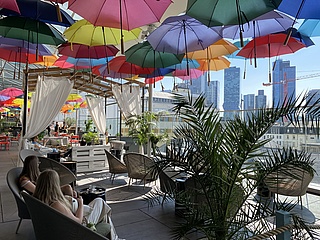 Entspannen unter bunten Schirmen - Rooftop Lounge by Vespaiolo feiert Neueröffnung im MyZeil