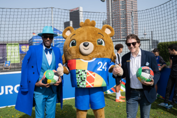 UEFA EURO 2024 Skyline Soccer Fußball Court auf SKYLINE PLAZA Dachgarten eröffnet