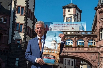 Banner am Römer ruft zum Spenden für 'Langen Franz' auf