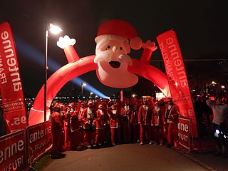 2nd Santa-Run Frankfurt: Antenne Frankfurt lets the Santa Clauses run