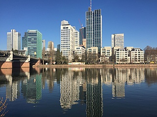 Deutschlands schönster Joggingpfad: 'Frankfurter Runde' am Mainufer vor der Skyline