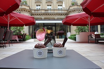 Ice cream eating against plastic waste - Delicious charity action at the Steigenberger Frankfurter Hof