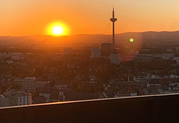 Impf-Aktion mit spektakulärem Blick auf die Frankfurter Skyline