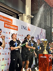 Hochemotionaler Empfang für deutsche Basketball-Weltmeister in Frankfurt