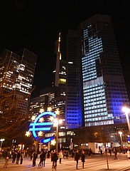 Euro sculpture remains in Frankfurt