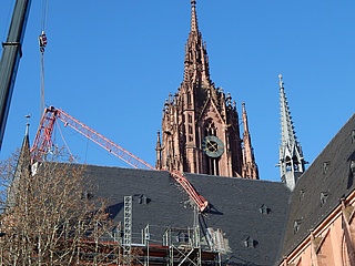 Sturm beschädigt das frisch sanierte Dach des Frankfurter Doms