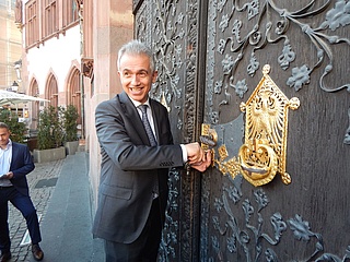 Oberbürgermeister Peter Feldmann öffnet die Türen zum Römer