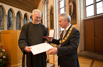Brother Paul receives honorary plaque of the city of Frankfurt