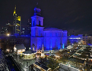 Paulskirche wurde zum Tag der Menschenrechte in blau getaucht