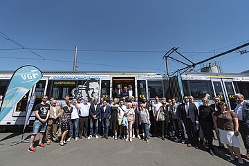 Oberbürgermeister Feldmann präsentiert 'Bembel und Gebabbel'-Bahn