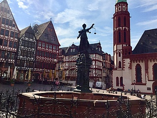 Justitia ist wieder da – Brunnensaison startet auf dem Römerberg