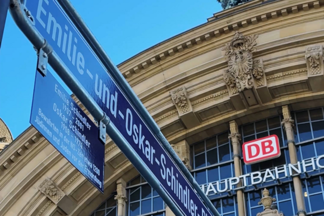 Frankfurter Bahnhofsvorplatz in "Emilie-und-Oskar-Schindler-Platz" umbenannt