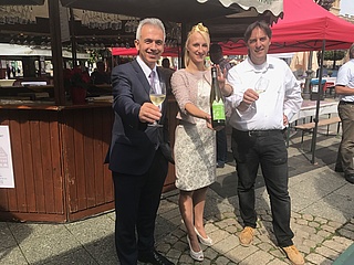 Erster Frankfurter Krönungswein offiziell auf dem Rheingauer Weinmarkt vorgestellt